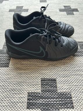 Nike Junior Tiempo Legend 10 Club Indoor Soccer Shoe in Black/Deep Jungle